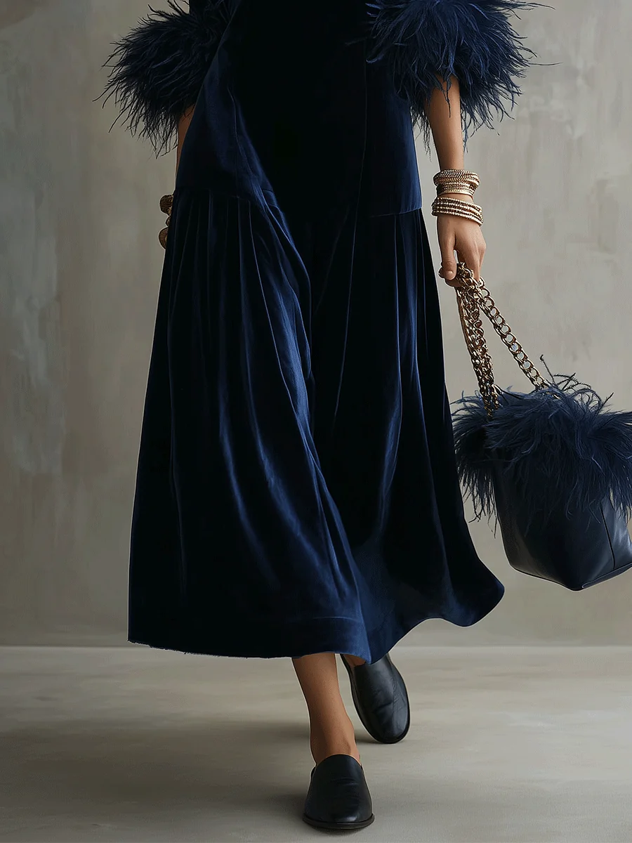 Abito lungo blu navy dal taglio morbido in velluto di lusso vintage, con bordo di piume