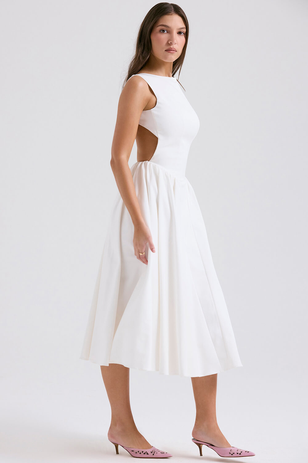 Vestido midi elegante e sofisticado, de cor lisa, decote redondo, costas descobertas e sem mangas
