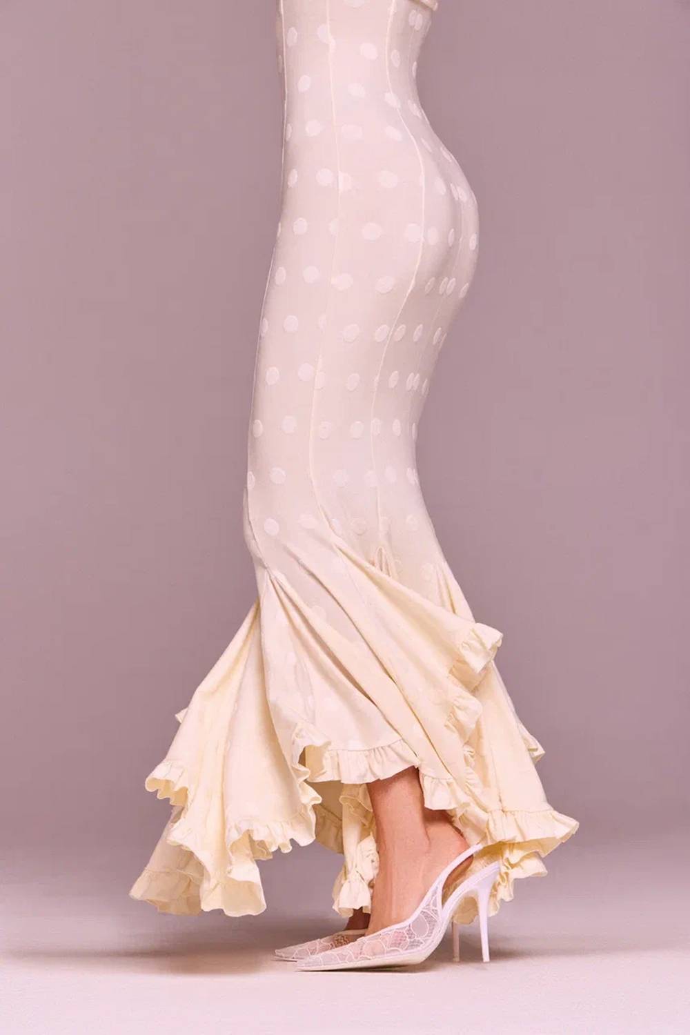 Vestido de corte sirena entallado con tirantes finos, ideal para las vacaciones