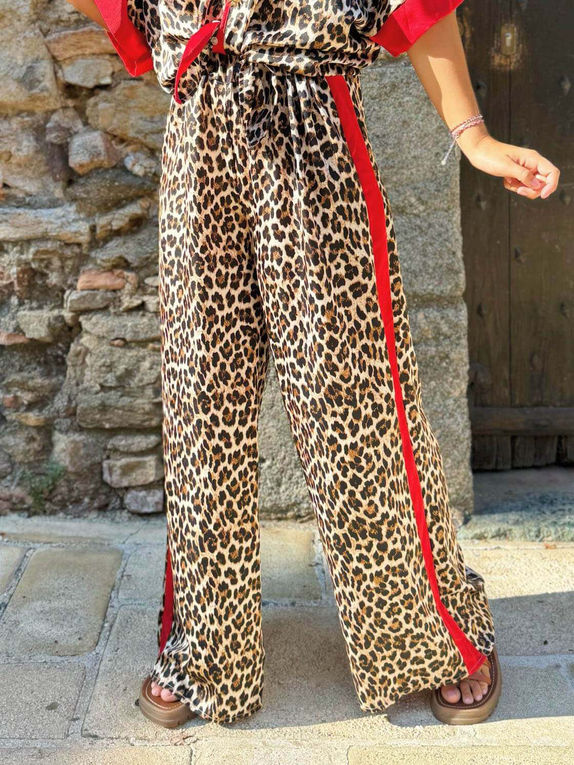 Calças de perna larga requintadas com estampado de leopardo e flores em contraste