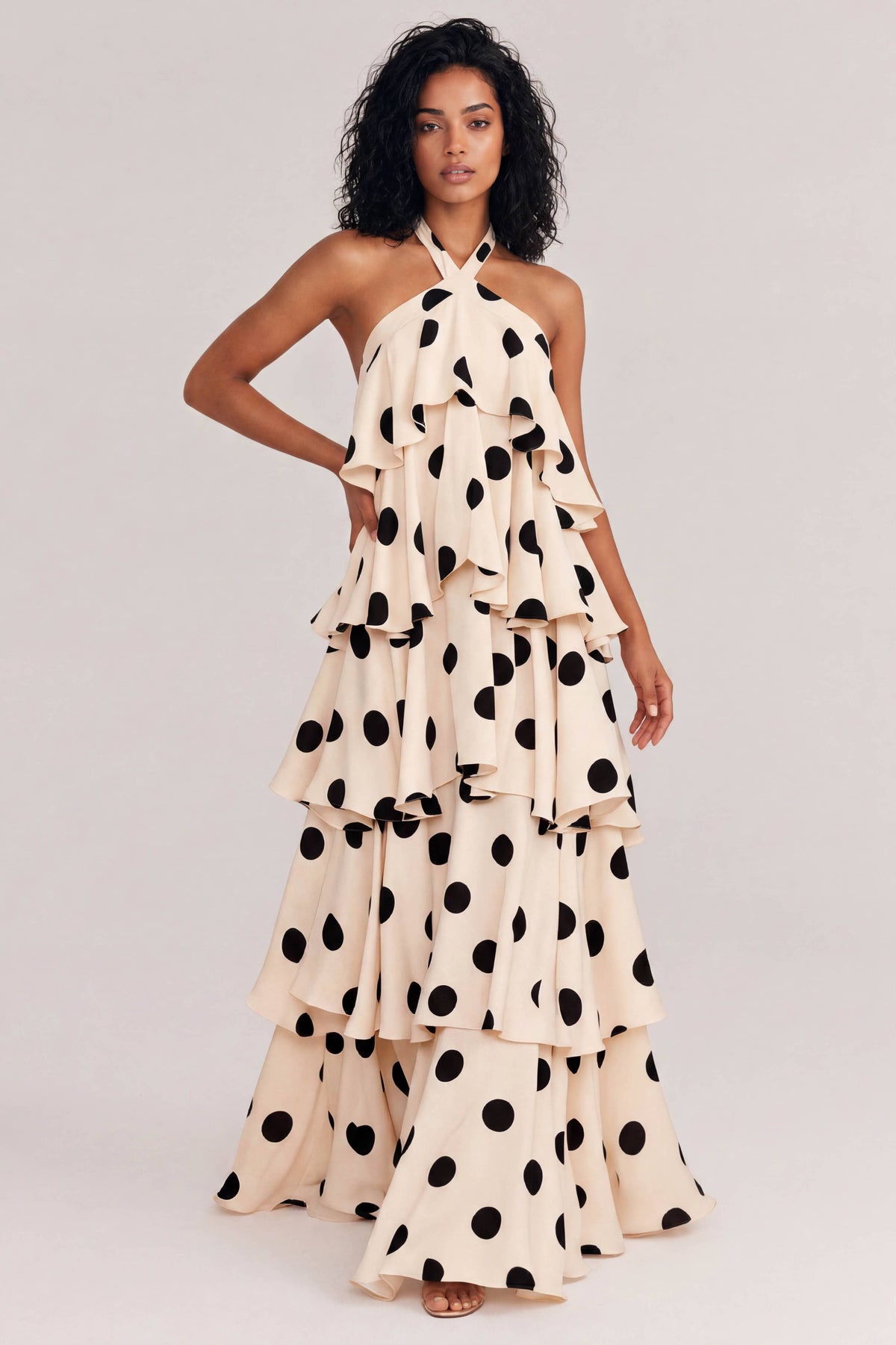 Abito lungo elegante a balze, con scollo all'americana e stampa a pois