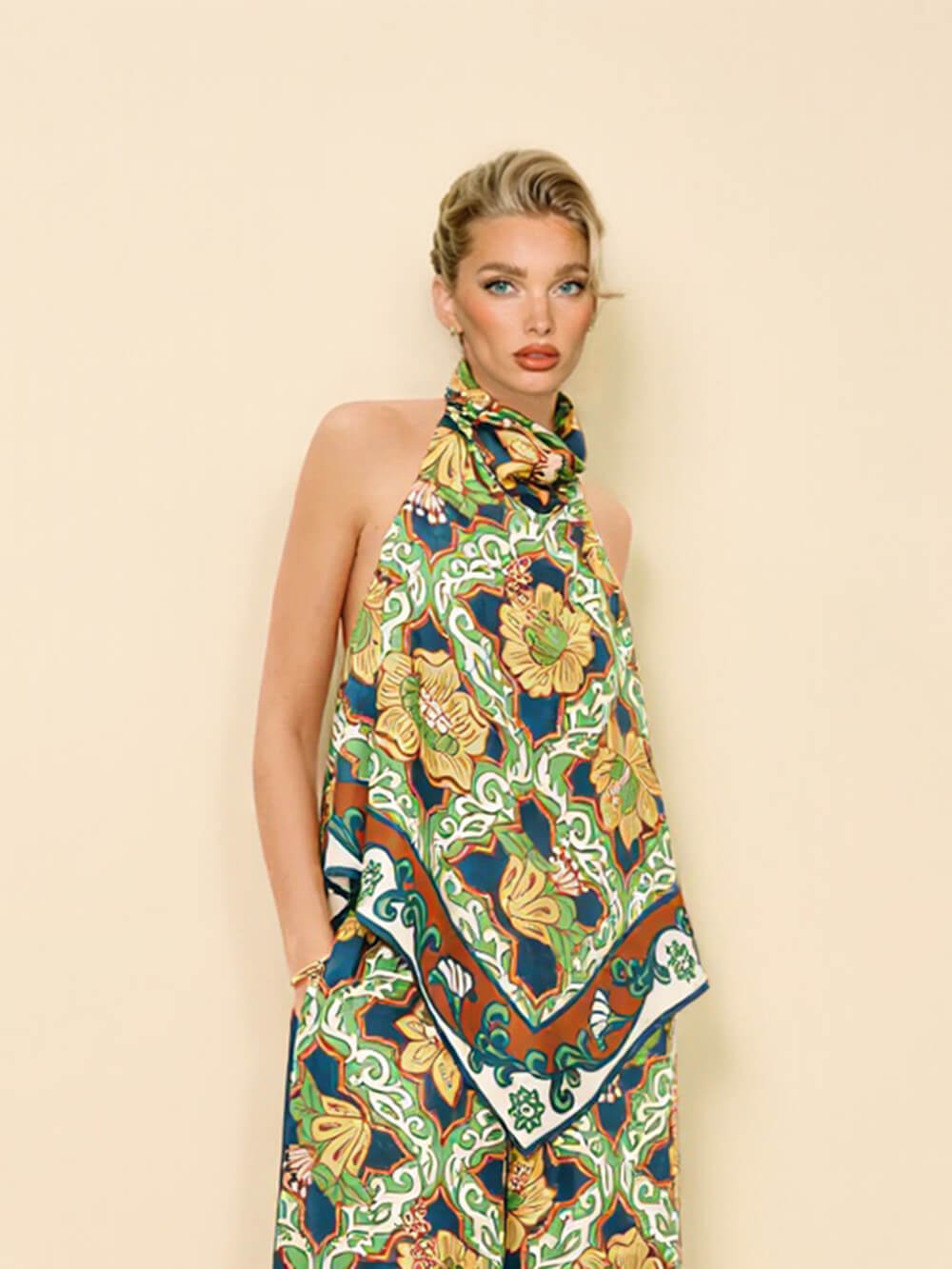 Conjunto moderno de camisola asimétrica de satén con estampado y espalda descubierta, y pantalón de pernera ancha con bolsillos