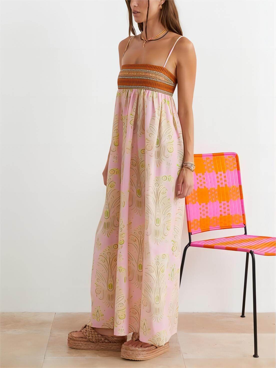 Vestido midi bósnio com estampado floral folclórico e alças finas