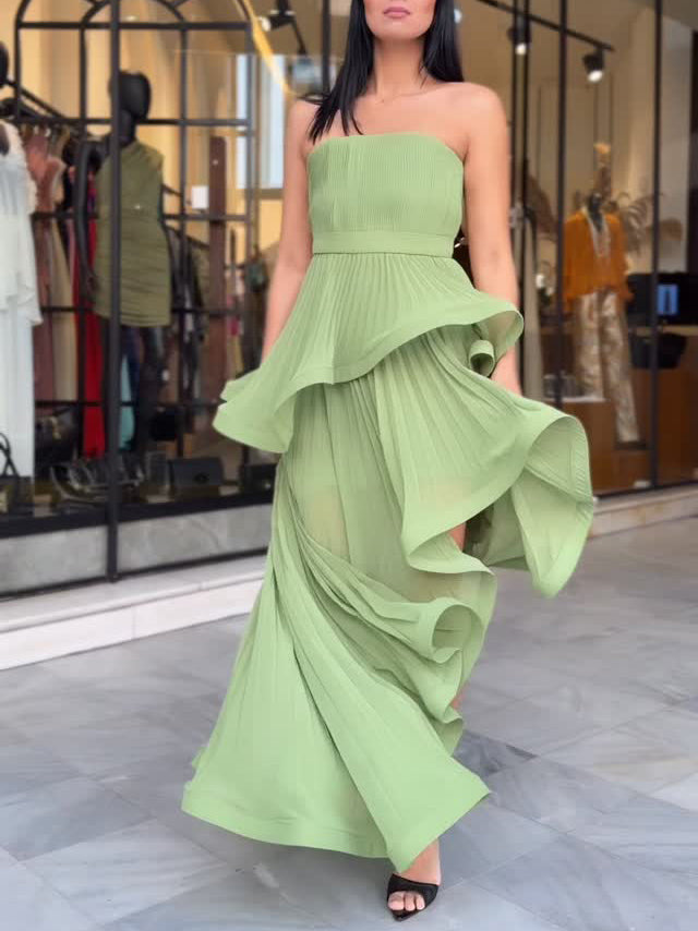 Elegantes trägerloses Maxikleid mit Volants, hohem Schlitz und Raffungen