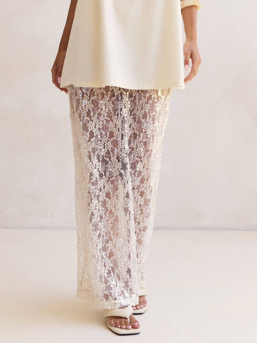 Elegantes Set aus A-Linien-Oberteil mit Carmen-Ausschnitt und Trägern sowie transparentem Pailletten-Spitzen-Maxirock mit hoher Taille