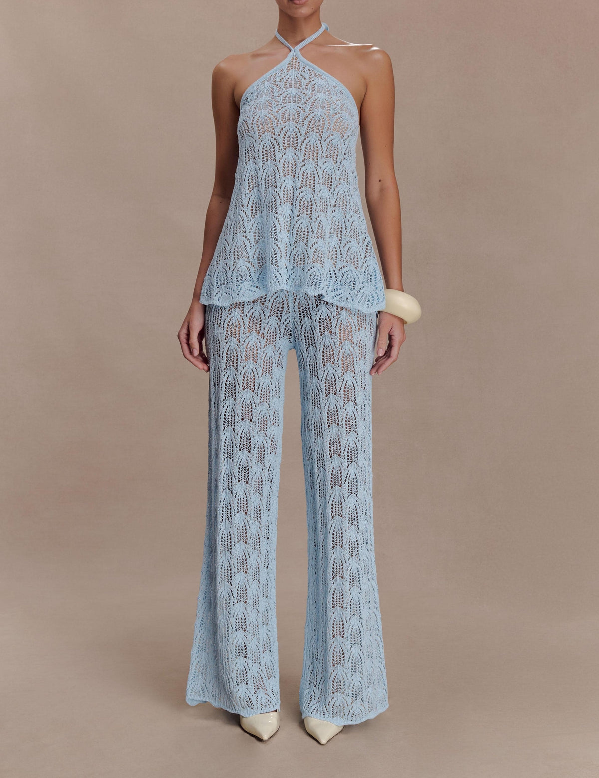 Zweiteiliges Set im Boho-Stil mit Spitzen-Jumpsuit mit Neckholder in Himmelblau, transparentem Look und Hose mit weitem Bein