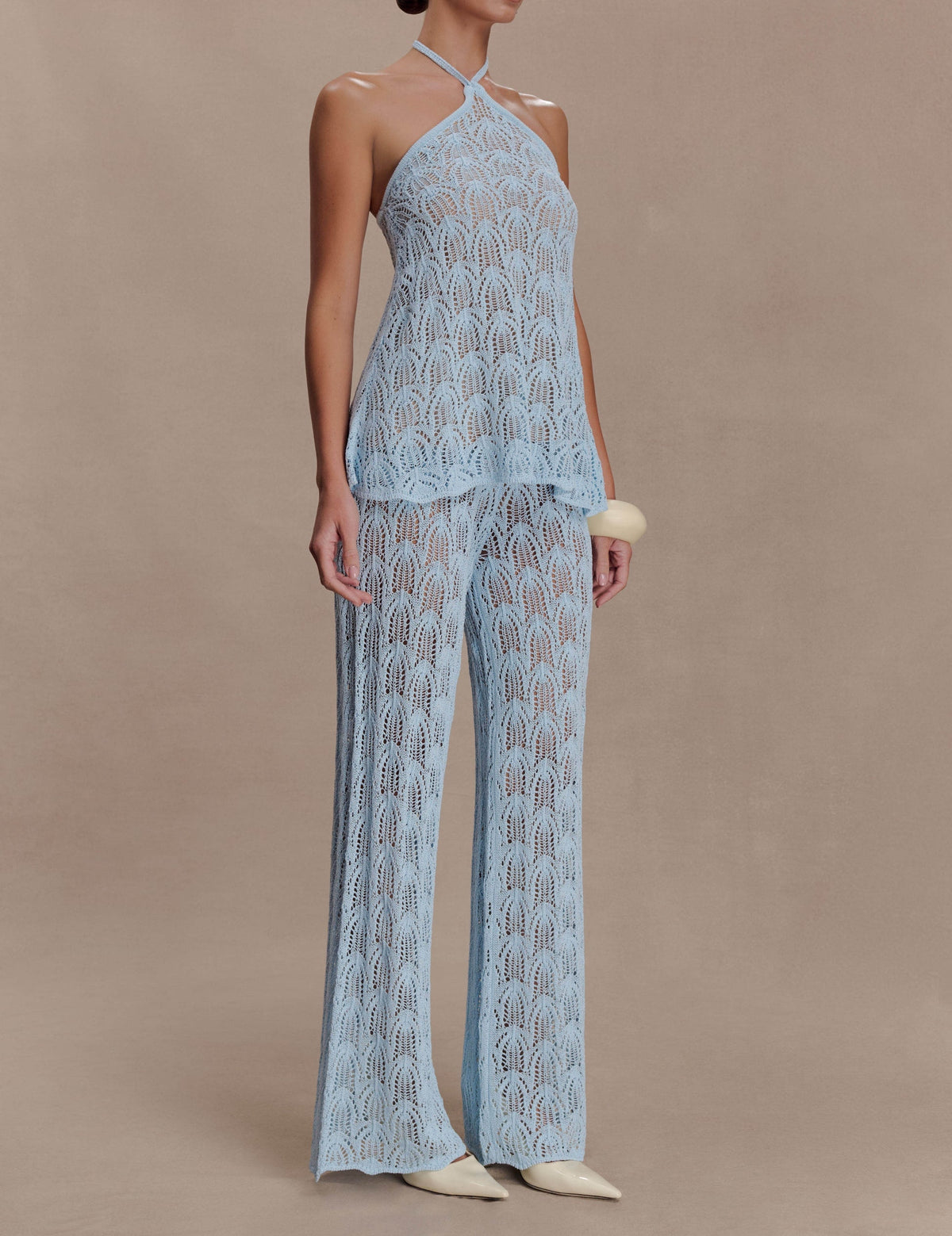 Zweiteiliges Set im Boho-Stil mit Spitzen-Jumpsuit mit Neckholder in Himmelblau, transparentem Look und Hose mit weitem Bein