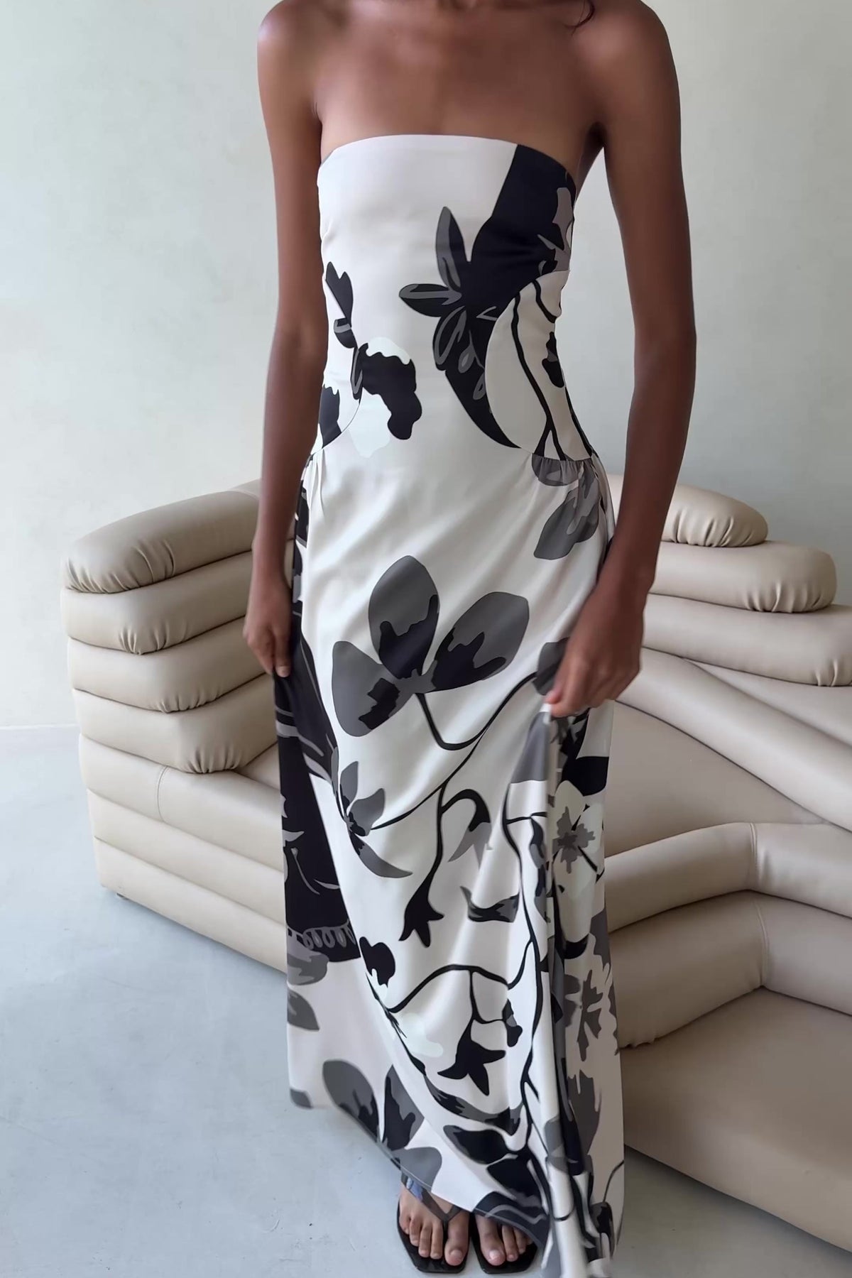 Vestido largo moderno sin tirantes con estampado floral abstracto - estampado monocromático en marfil y gris carbón