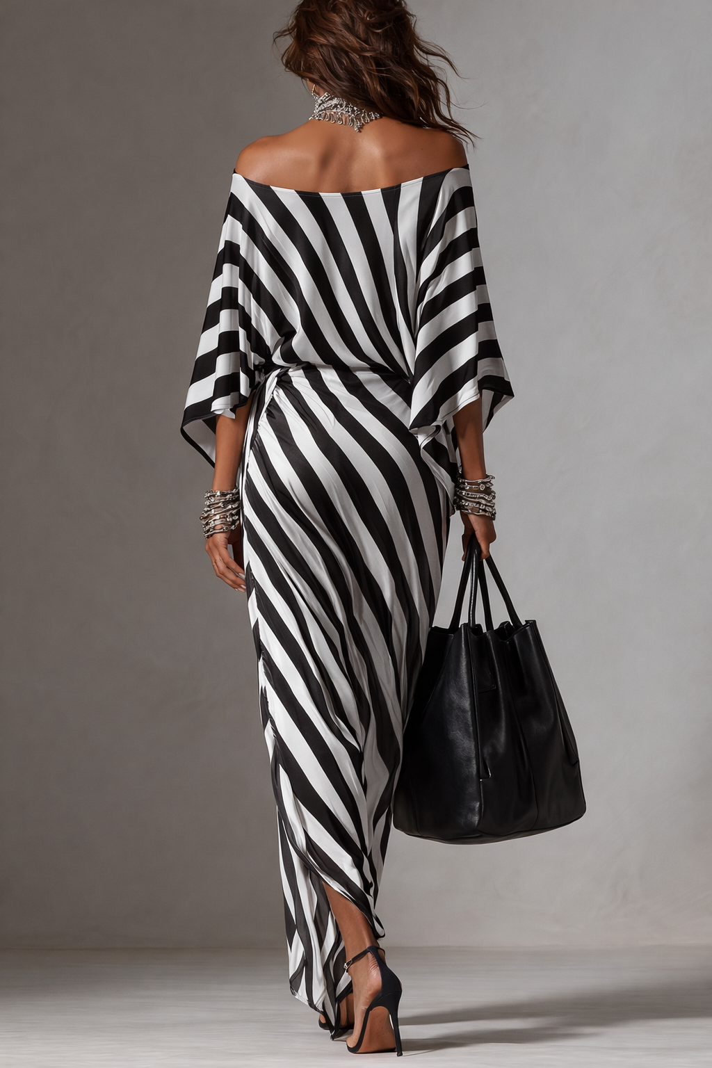 Elegante vestido largo a rayas con hombros descubiertos, mangas murciélago vaporosas y bajo asimétrico, ideal para resorts y eventos de noche