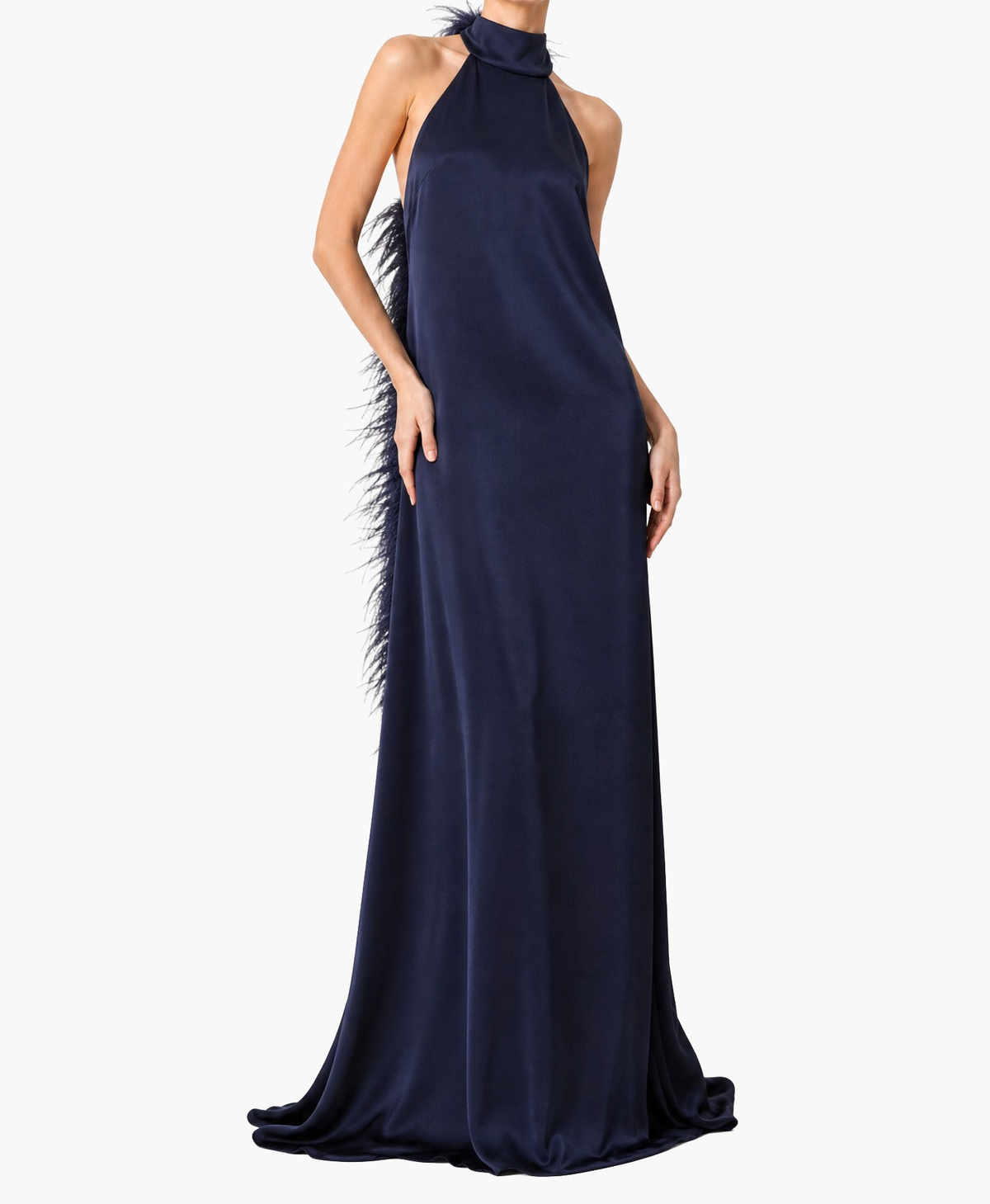 Elegante abito da sera in raso con scollo all’americana e bordi di piume
