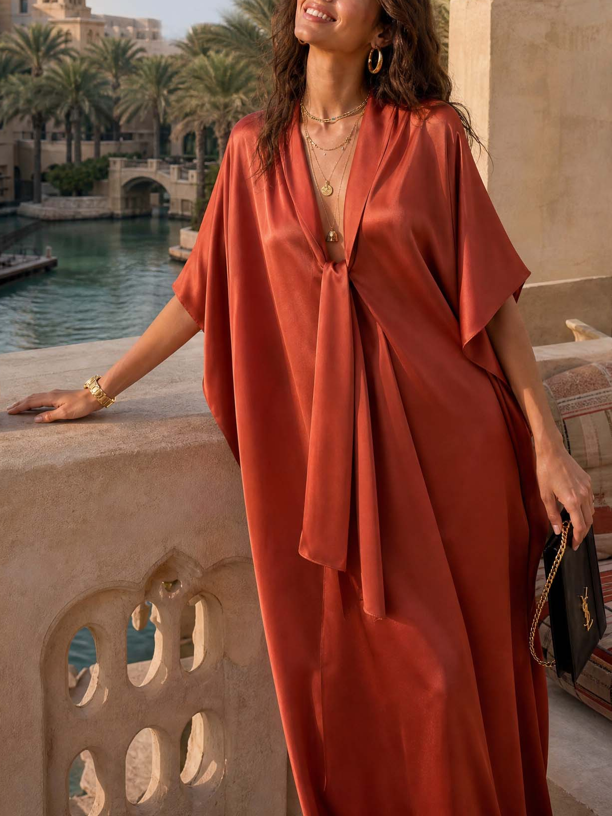 Abito caftano avvolgente in seta color ocra – abito da resort di lusso boho con scollo a V e nodo drappeggiato sul davanti