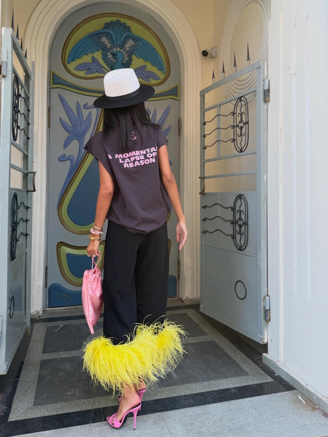 Pantalon jaune vif à jambes larges et bordure de plumes