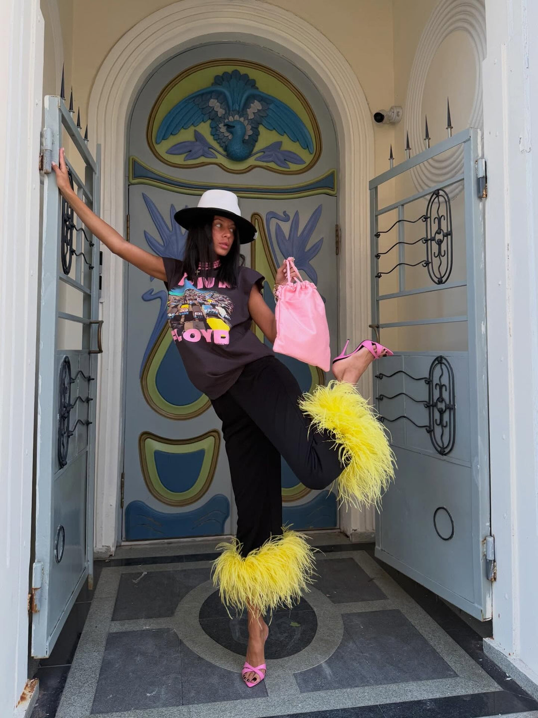 Pantalon jaune vif à jambes larges et bordure de plumes