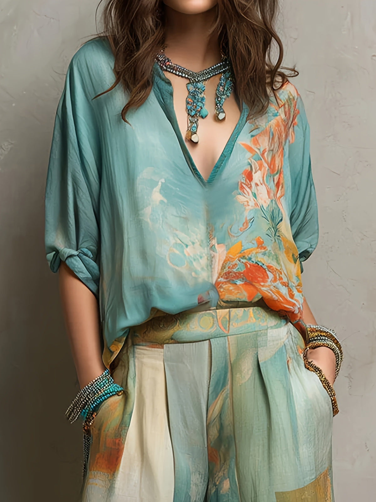Set aus Bluse mit Aquarell-Blumenprint und V-Ausschnitt sowie hoch taillierter Hose mit weitem Bein