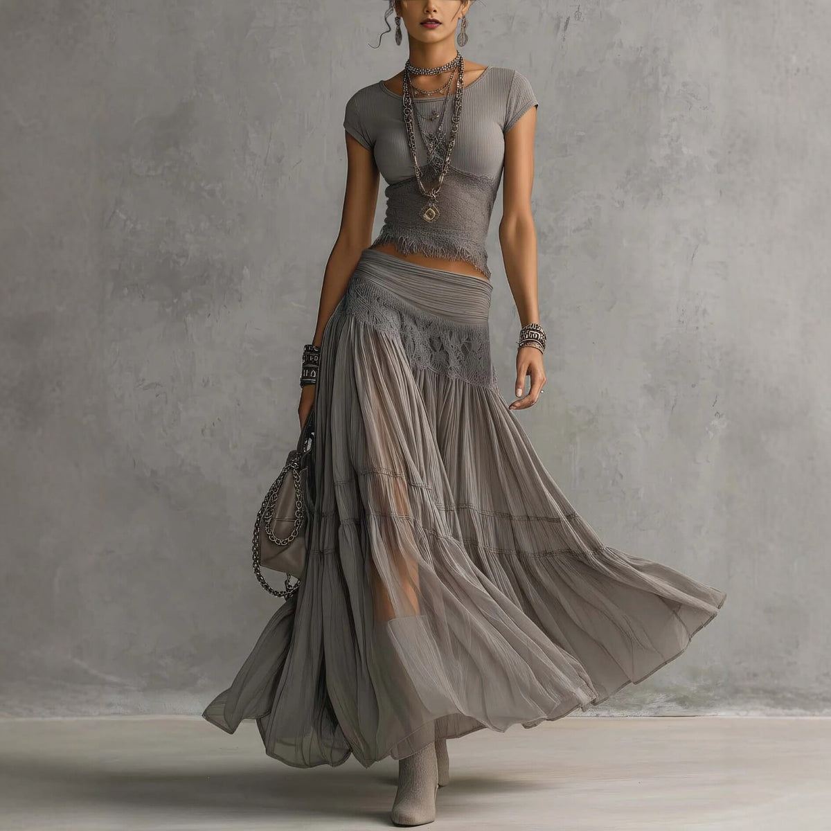 Zweiteiliges Set im Boho-Stil mit kurzem Stricktop mit Spitzenbesatz und gestuftem Chiffon-Maxirock