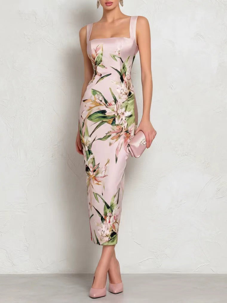 Elegante abito midi aderente a fiori, senza maniche e con scollo quadrato