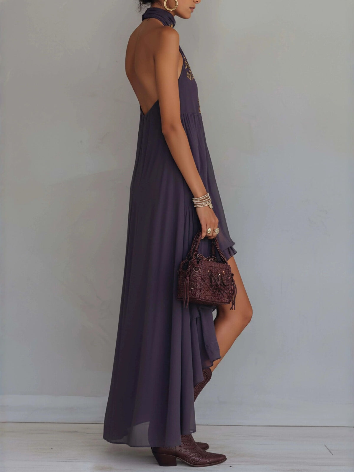Ärmelloses besticktes Maxikleid im Bohème-Stil mit hohem Kragen, asymmetrischem Schnitt und Rüschen