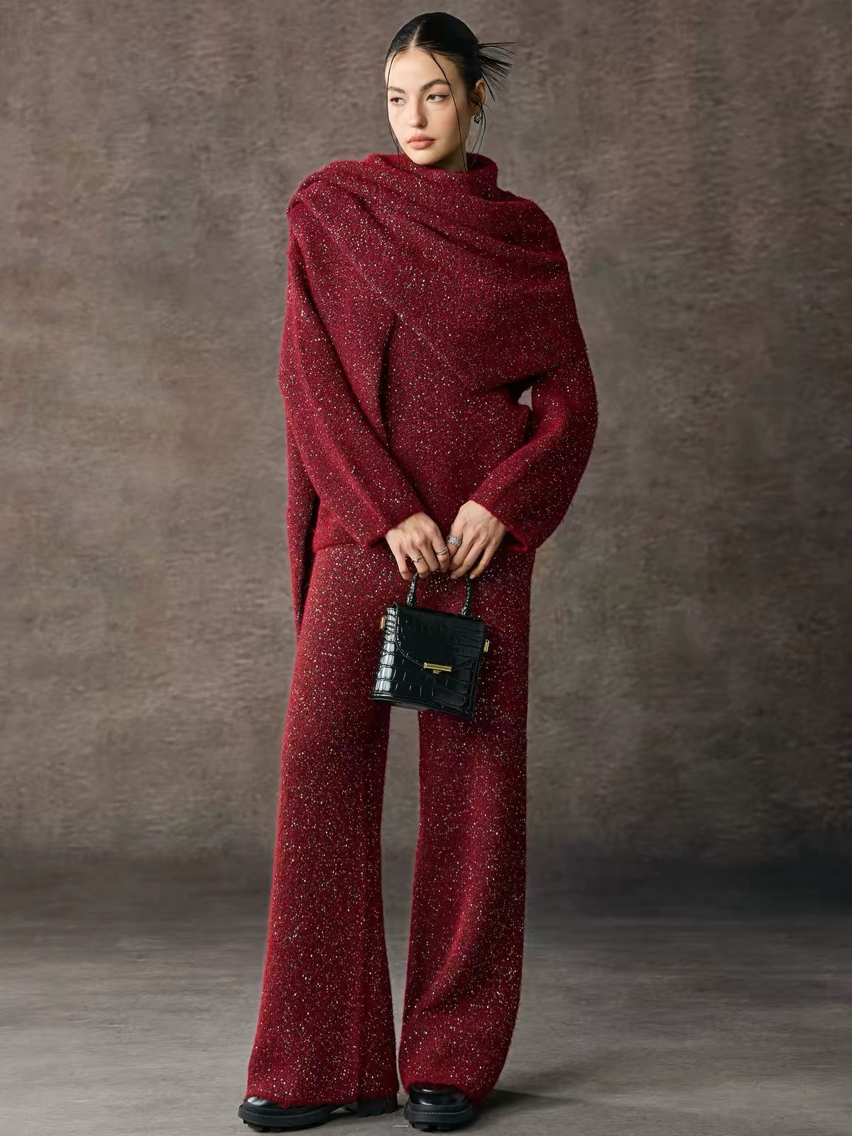 Completo in maglia brillante con scollo a mantella e pantaloni a gamba larga