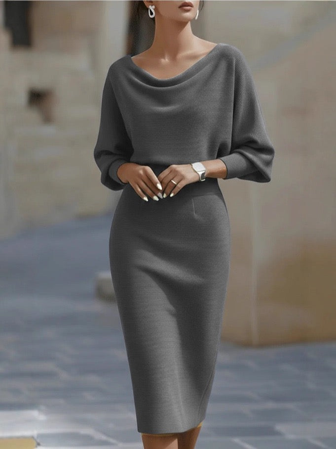 Elegante abito midi in maglia a coste con scollo a cappuccio e maniche a pipistrello