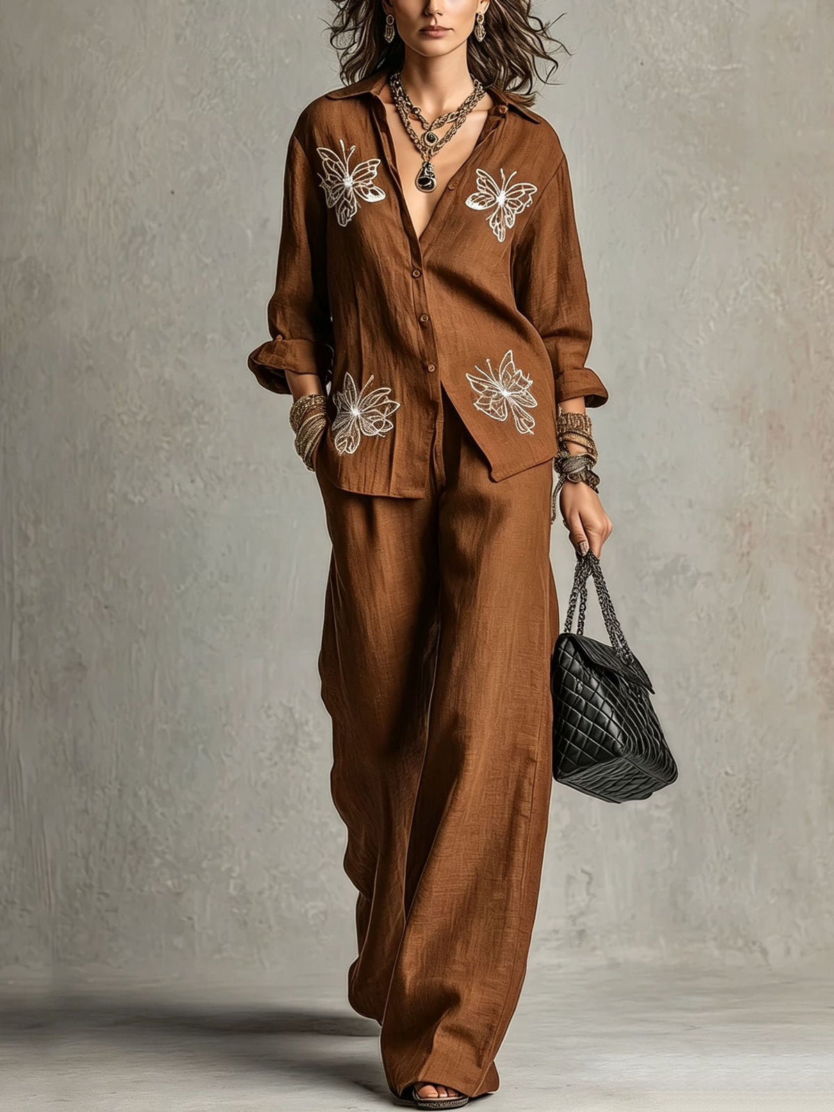 Completo vintage a due pezzi con camicia di lino ricamata con farfalle e pantaloni a gamba larga