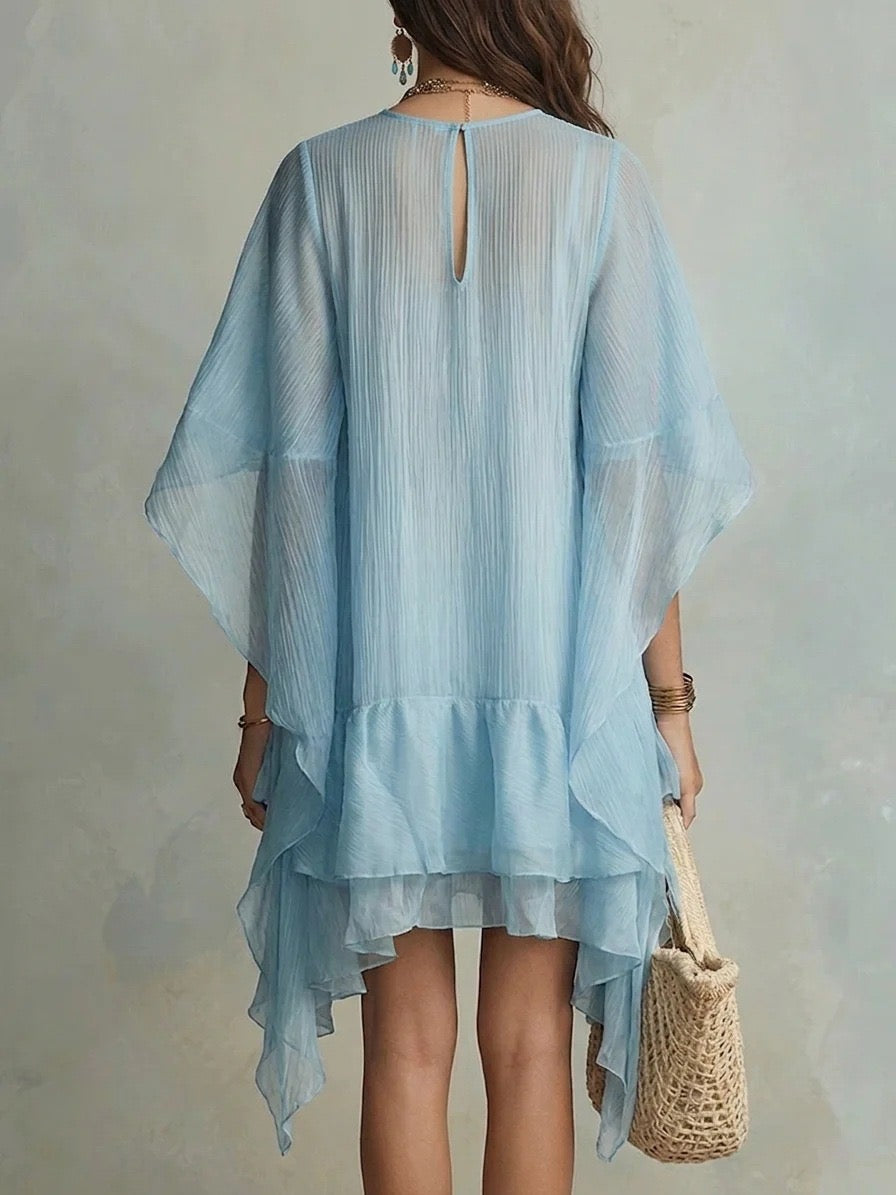 Mini-robe bleu ciel en mousseline plissée, manches cape et volants