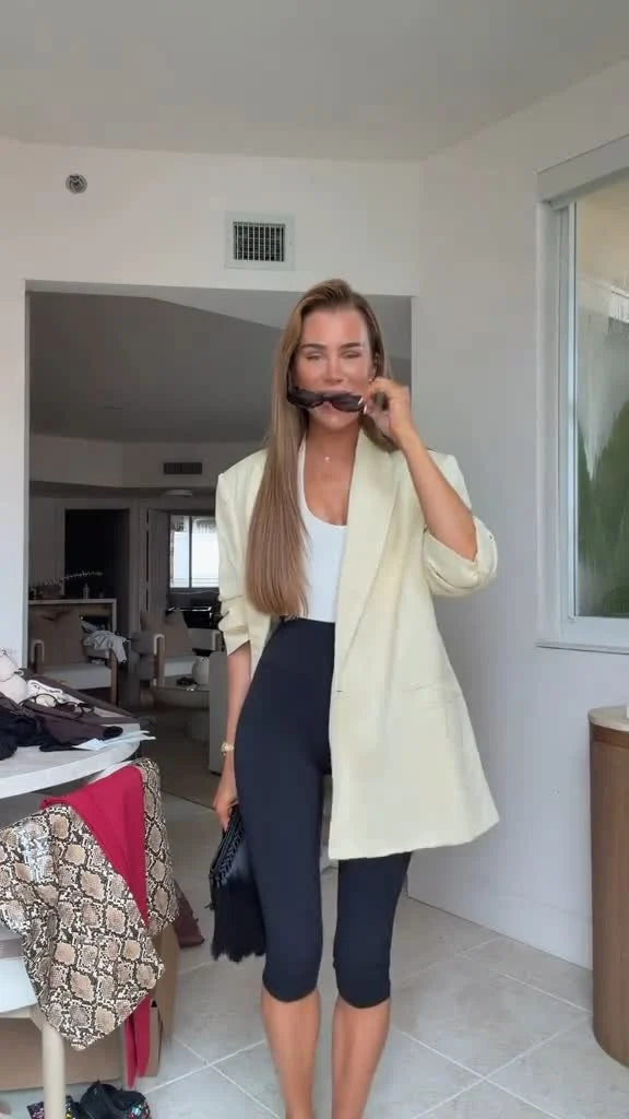 Blazer amarelo-claro oversized para mulher, com abotoamento simples e lapela entalhada