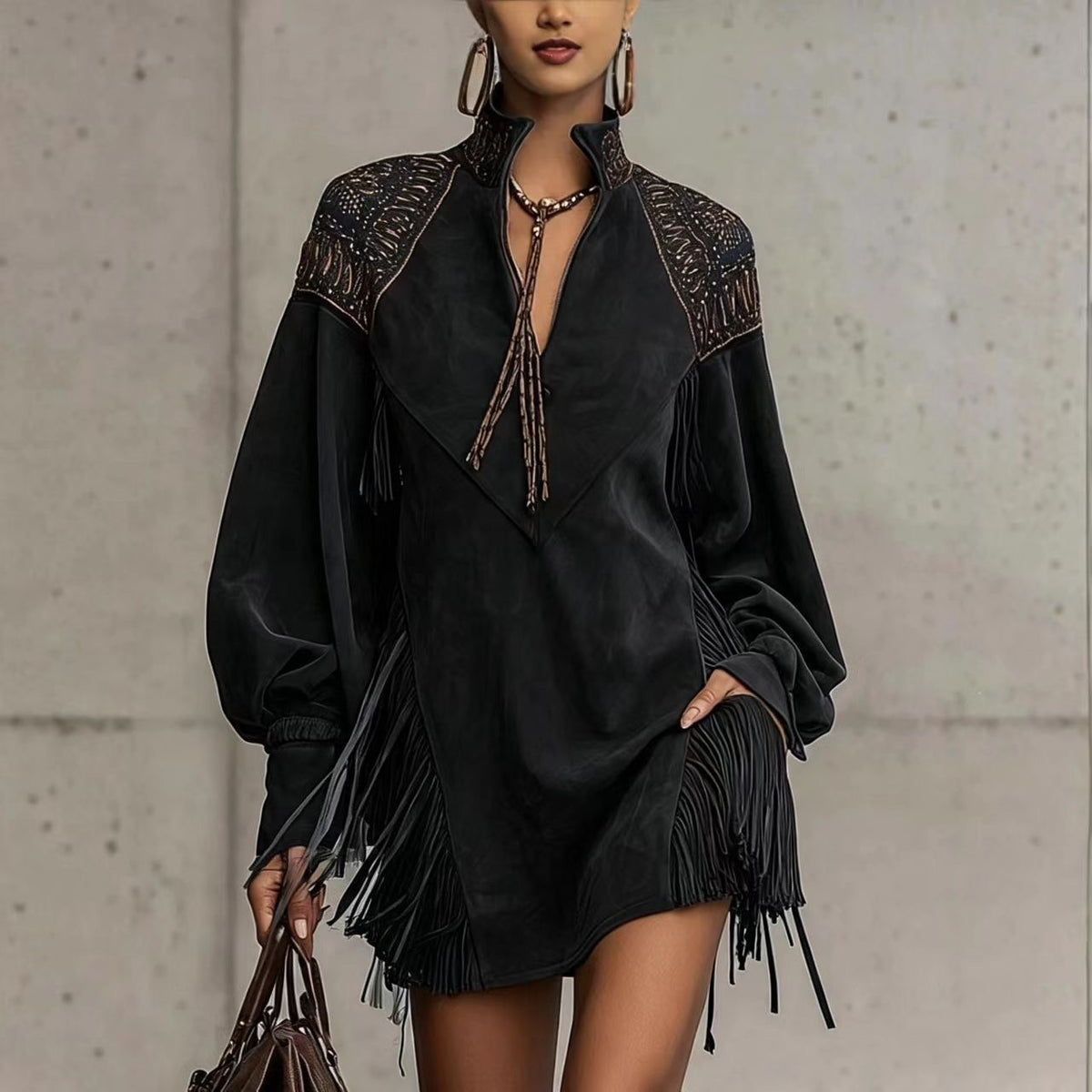 Miniabito boho ricamato con frange, maniche lunghe e scollo a V