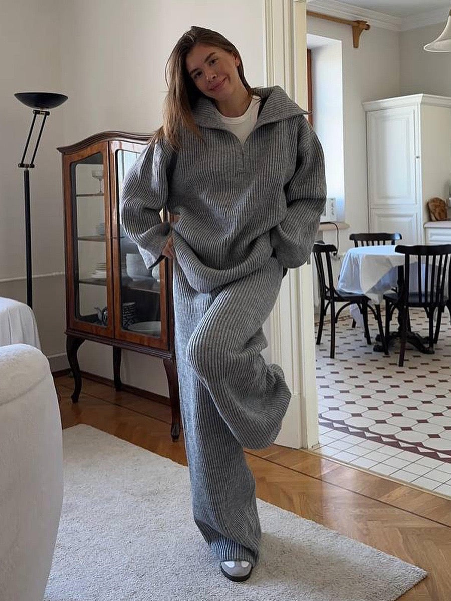 Zweiteiliges Set aus geripptem Strickpullover mit halbem Reißverschluss und Kragen sowie Hose mit weitem Bein