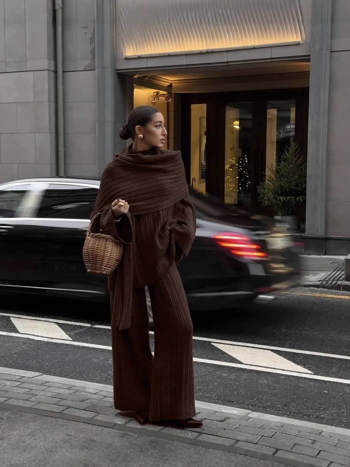 Dreiteiliges Set aus Rippstrick für Damen: übergroßer Pullover, Hose mit weitem Bein und Wickelschal, passendes Outfit für Herbst und Winter