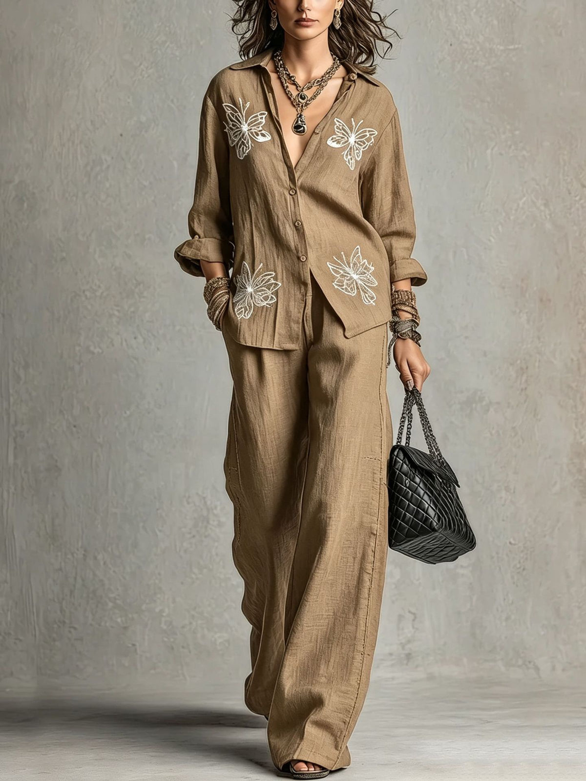 Completo vintage a due pezzi con camicia di lino ricamata con farfalle e pantaloni a gamba larga