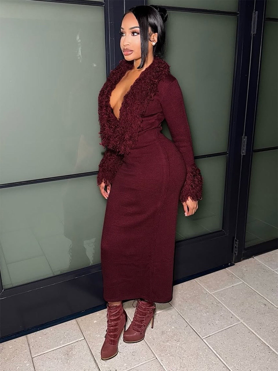 Vestido midi de malha canelada cor de vinho, com acabamento de pelo sintético macio no decote em V profundo e nos punhos