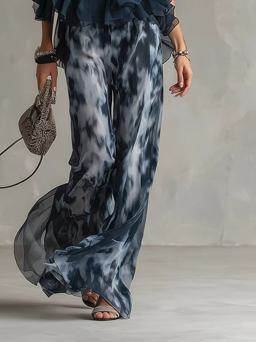 Conjunto azul-marinho com top de folhos e gola à frente e calças de perna larga com estampado tie-dye