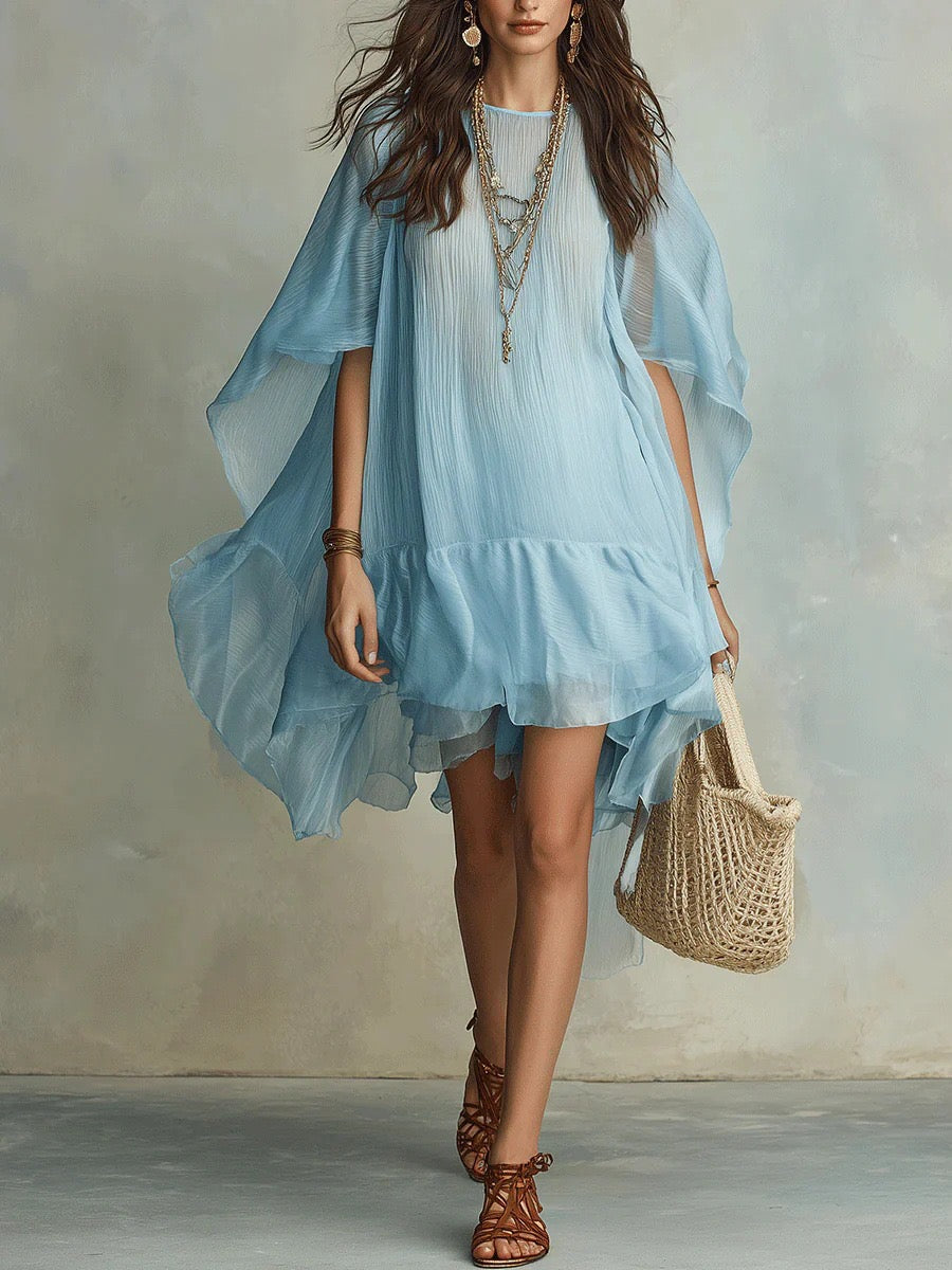 Mini-robe bleu ciel en mousseline plissée, manches cape et volants