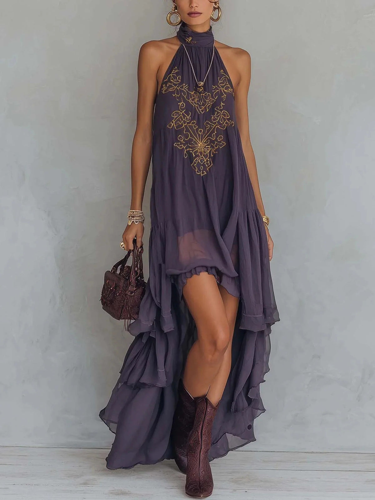 Ärmelloses besticktes Maxikleid im Bohème-Stil mit hohem Kragen, asymmetrischem Schnitt und Rüschen