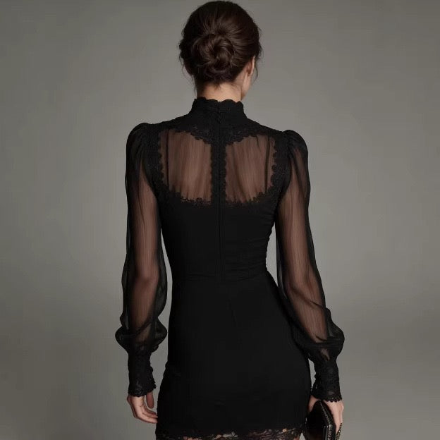 Vestido curto preto com acabamento em renda