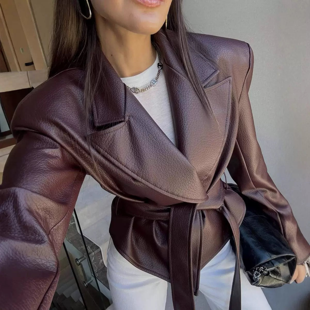 Blazer de pele sintética com cinto