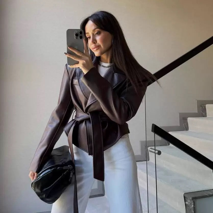 Blazer de pele sintética com cinto