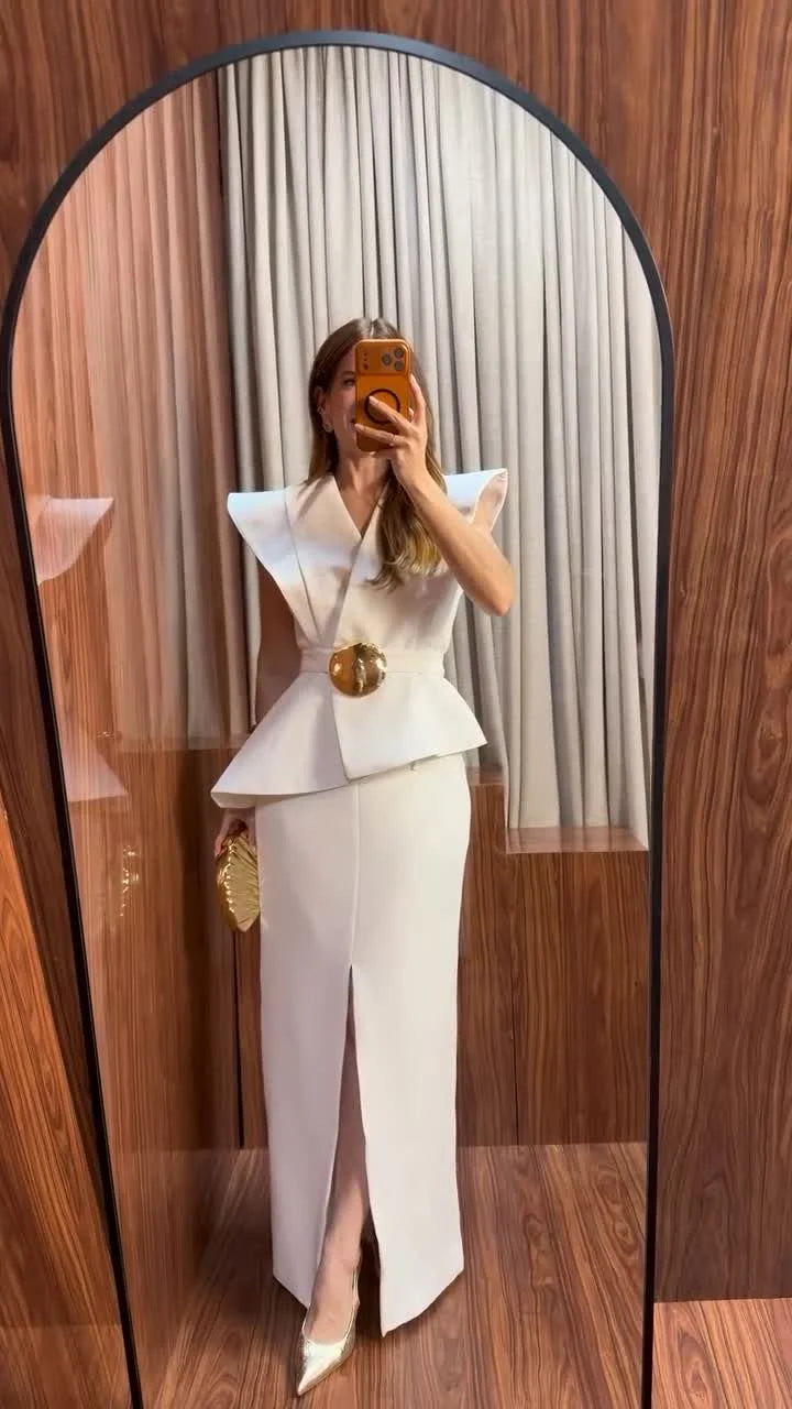 Robe longue à décolleté en V, épaules sculpturales et basque, avec fente et ceinture imposante