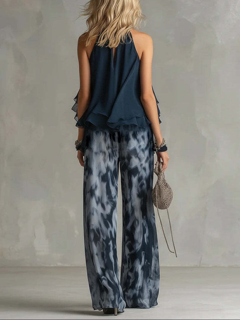 Conjunto azul-marinho com top de folhos e gola à frente e calças de perna larga com estampado tie-dye