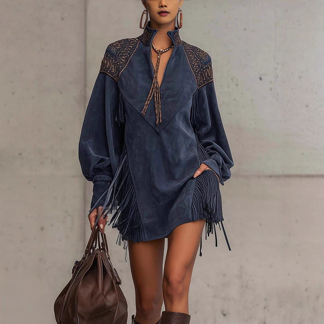 Miniabito boho ricamato con frange, maniche lunghe e scollo a V