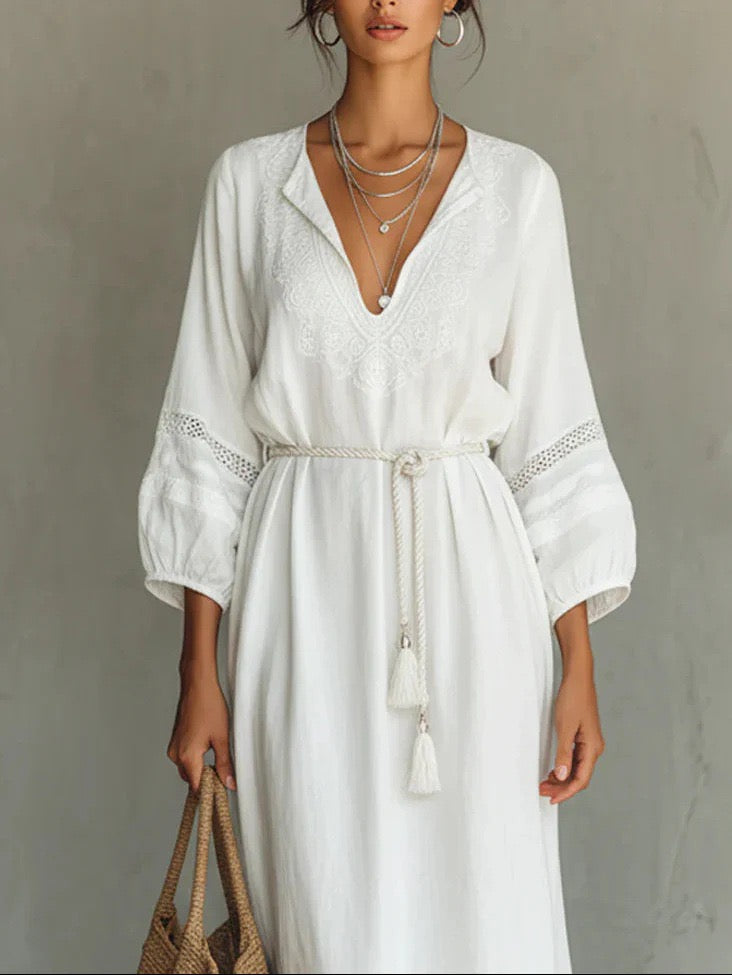 Vestido comprido boho de algodão e linho branco, com bordado e cinto de borlas