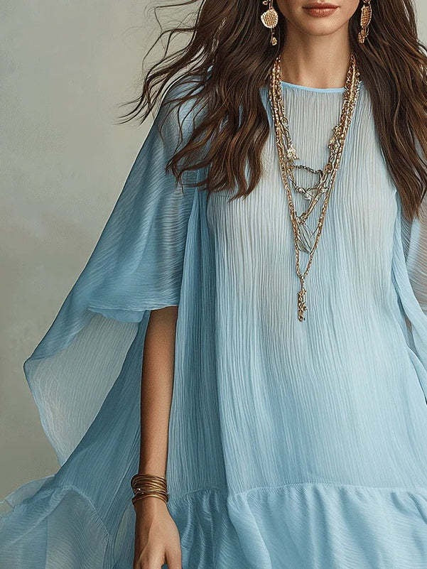 Mini-robe bleu ciel en mousseline plissée, manches cape et volants