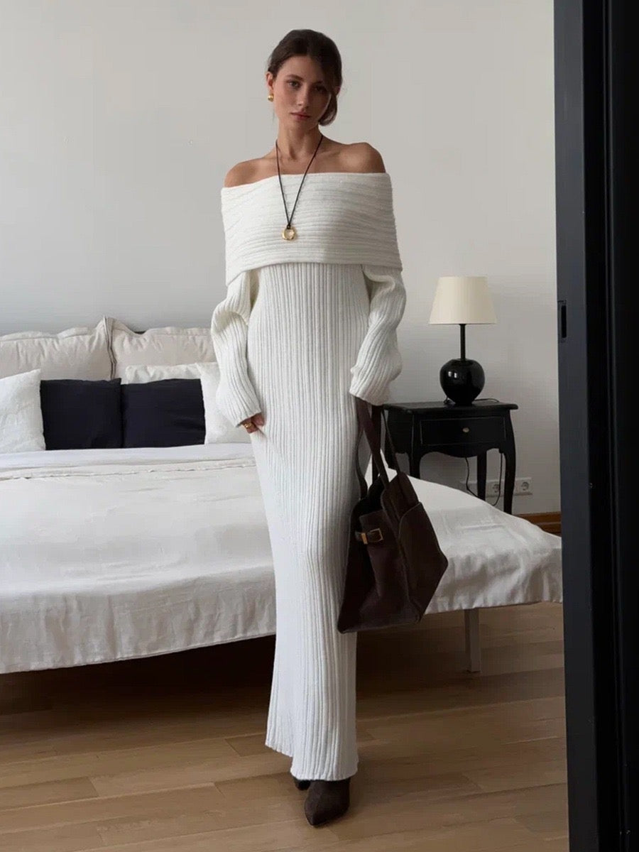 Vestido comprido de malha canelada, com ombros descobertos e dobra