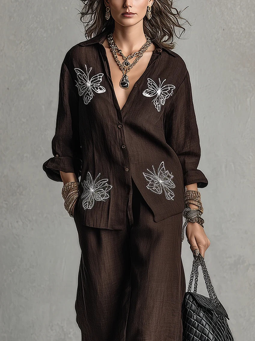 Completo vintage a due pezzi con camicia di lino ricamata con farfalle e pantaloni a gamba larga
