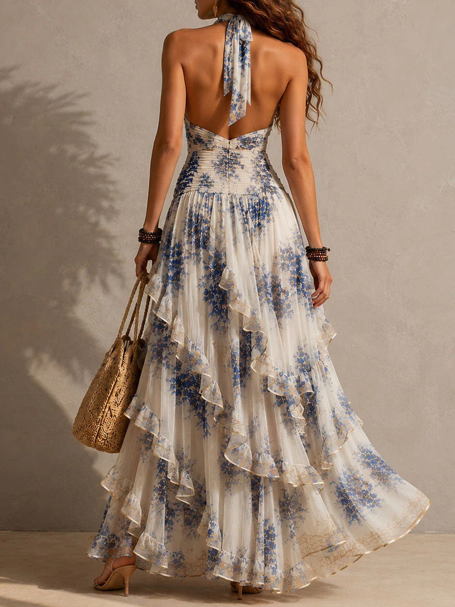 Vestido maxi boho azul com flores, alças ao pescoço, decote em V profundo, cintura franzida e folhos em camadas