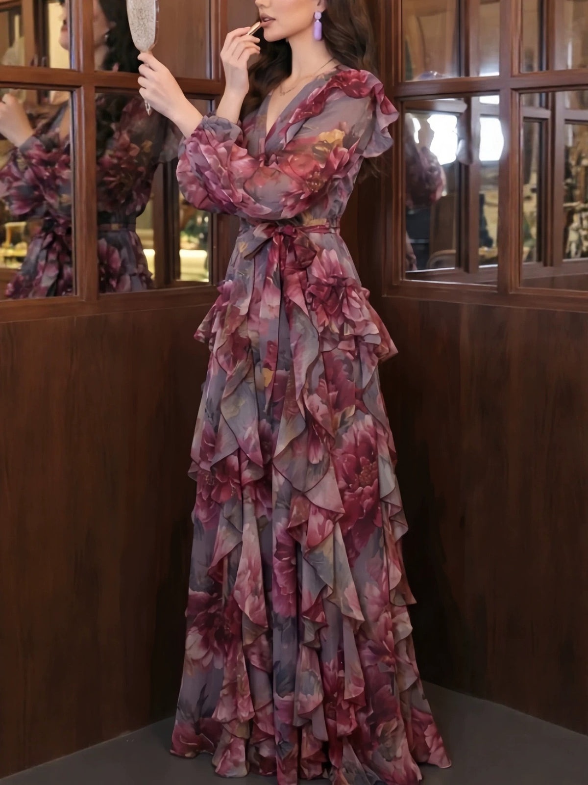 Abito lungo a fiori con scollo a V, balze e volant, maniche lunghe e cintura, in chiffon, da sera