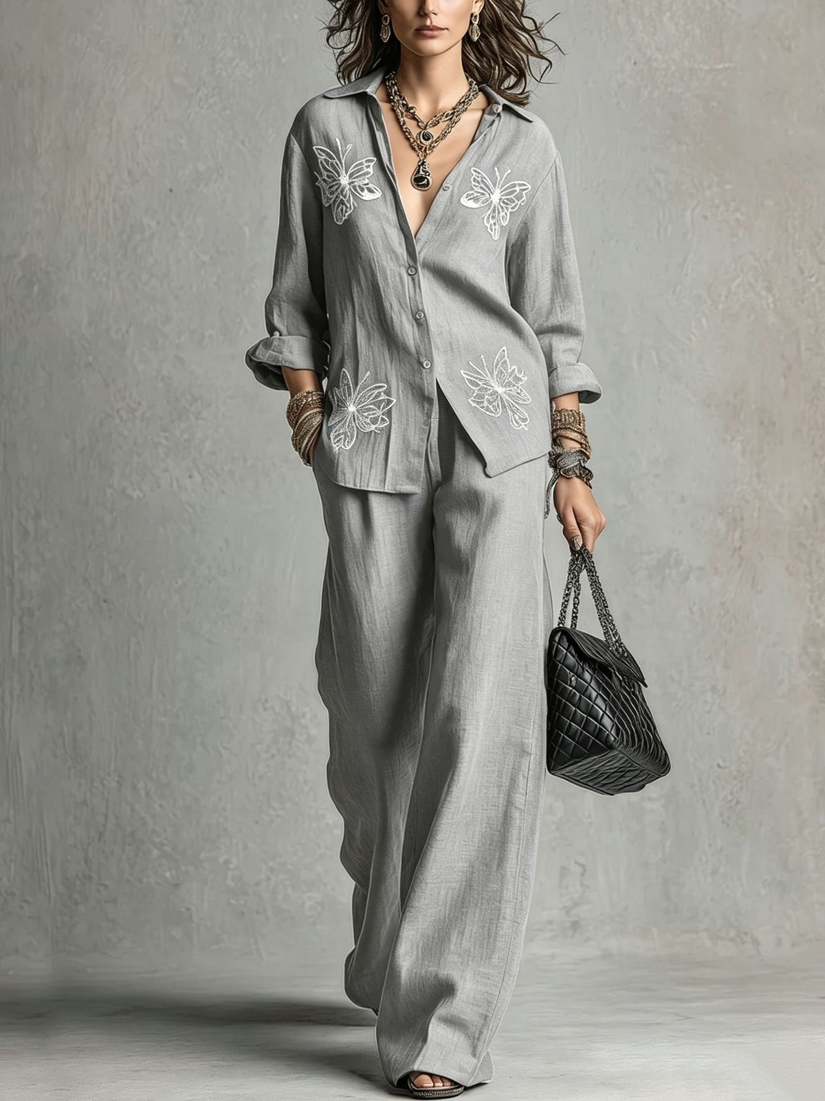 Completo vintage a due pezzi con camicia di lino ricamata con farfalle e pantaloni a gamba larga