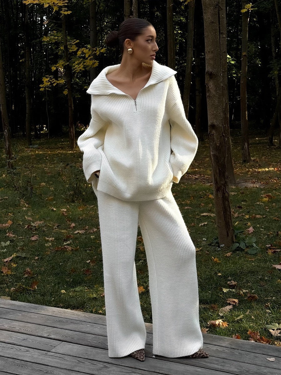 Zweiteiliges Set aus geripptem Strickpullover mit halbem Reißverschluss und Kragen sowie Hose mit weitem Bein