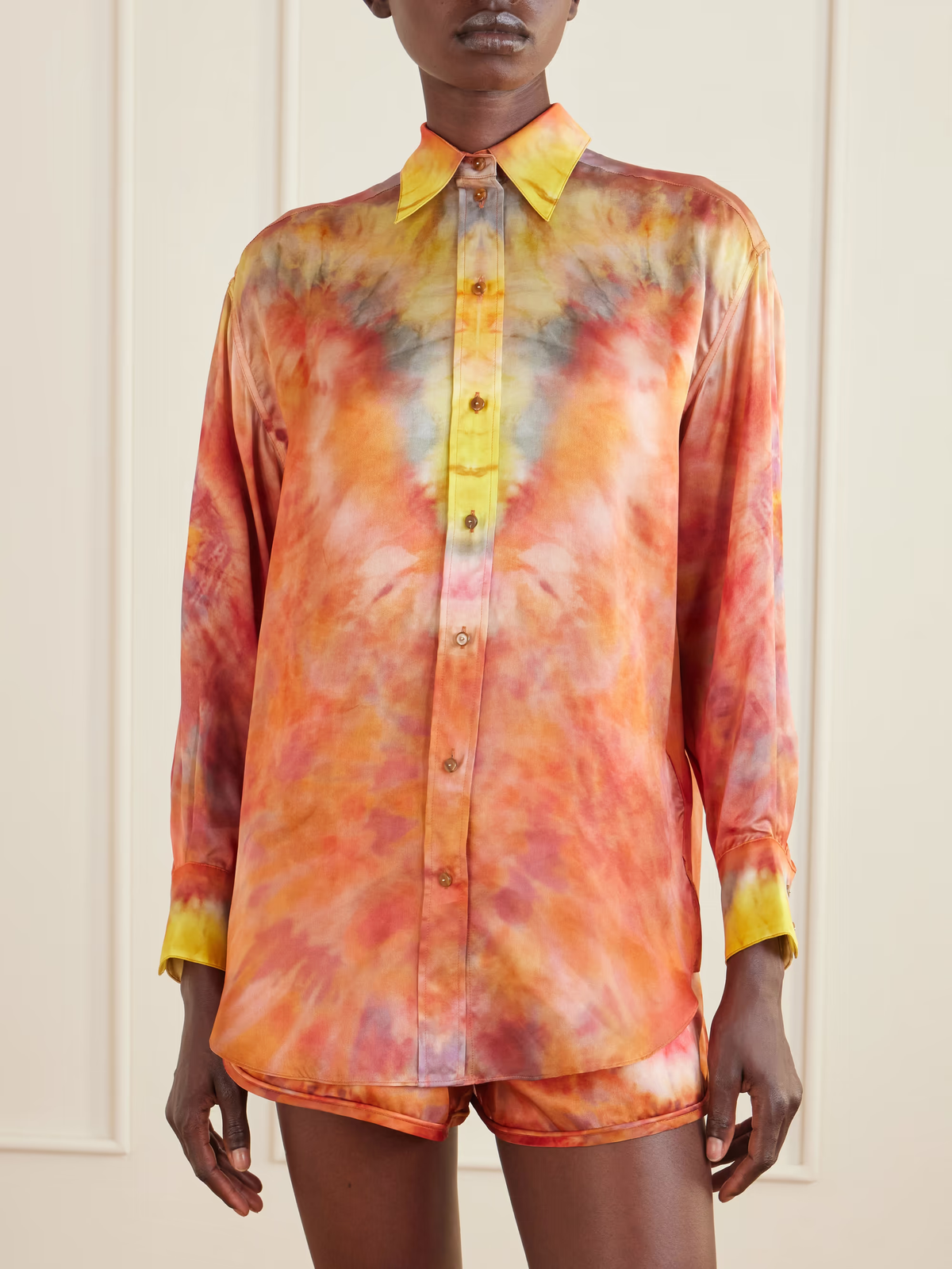 Conjunto de duas peças em seda com padrão tie-dye de pôr do sol – camisa de manga comprida com botões e calções de cintura elástica