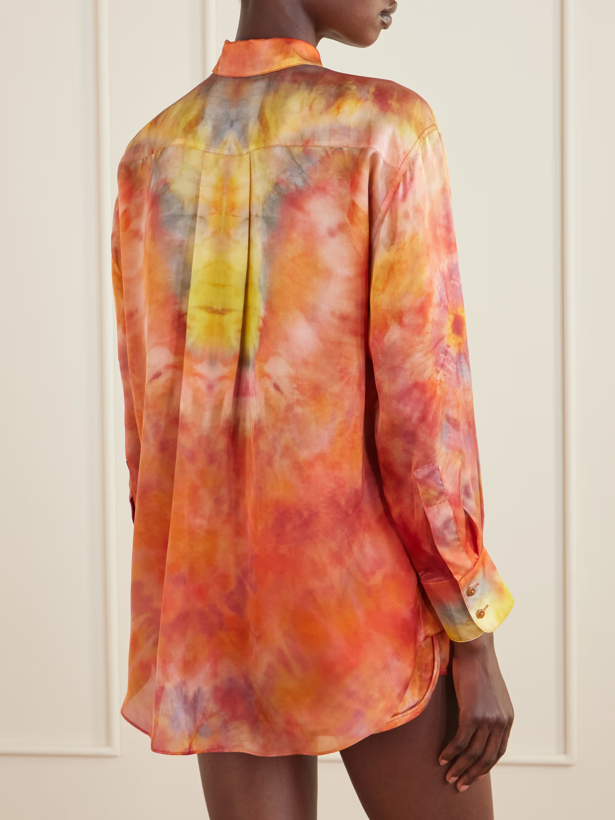 Conjunto de duas peças em seda com padrão tie-dye de pôr do sol – camisa de manga comprida com botões e calções de cintura elástica